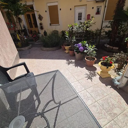 Leona's Paradise Apartmán *